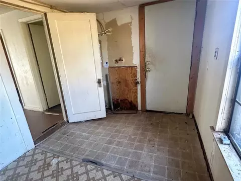 Entry Way - 417 W Liveoak St, Altus, OK 73521 photo 1 of 1