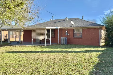 Exterior - 513 N Bell Dr, Crescent, OK 73028 photo 6 of 7