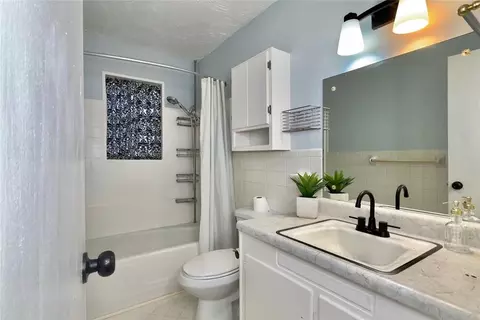 Bath - 513 N Bell Dr, Crescent, OK 73028 photo 1 of 2