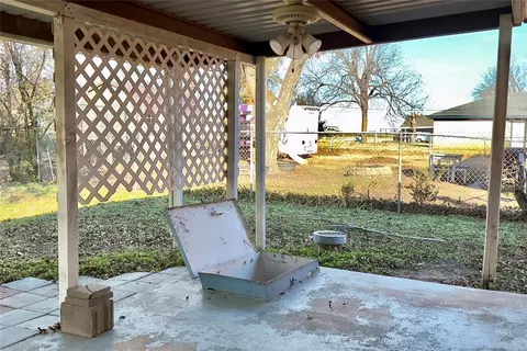 Exterior - 513 N Bell Dr, Crescent, OK 73028 photo 5 of 7