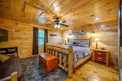 Bedroom - 183 Pine Meadow Ln, Broken Bow, OK 74728 photo 4 of 5