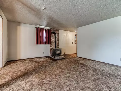 Living - 332939 E 1020 Rd, Harrah, OK 73045 photo 4 of 6