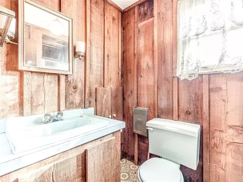 Bath - 332939 E 1020 Rd, Harrah, OK 73045 photo 2 of 4