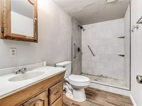 Bath - 332939 E 1020 Rd, Harrah, OK 73045 photo 1 of 4