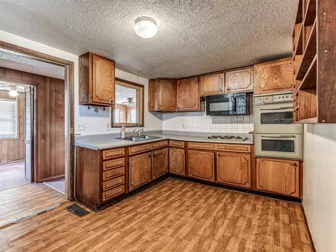 Kitchen - 332939 E 1020 Rd, Harrah, OK 73045 photo 3 of 4