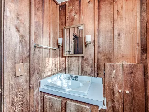 Bath - 332939 E 1020 Rd, Harrah, OK 73045 photo 3 of 4
