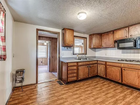 Kitchen - 332939 E 1020 Rd, Harrah, OK 73045 photo 2 of 4