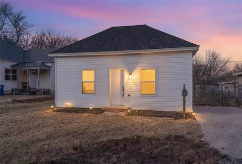 1208 W Logan Ave, Guthrie, OK 73044