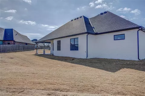 Exterior - 1050 Colonial Ave, Tuttle, OK 73089 photo 2 of 3