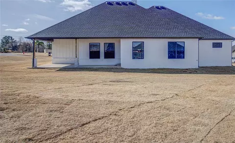 Exterior - 1050 Colonial Ave, Tuttle, OK 73089 photo 3 of 3