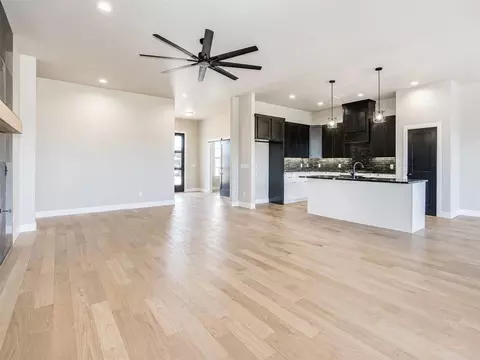 Living - 1050 Colonial Ave, Tuttle, OK 73089 photo 3 of 4