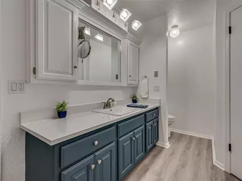 Bath - 1925 Kyle Dr, Guthrie, OK 73044 photo 2 of 6