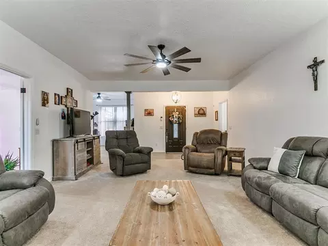Living - 1925 Kyle Dr, Guthrie, OK 73044 photo 4 of 5