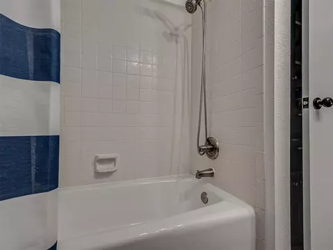 Bath - 1925 Kyle Dr, Guthrie, OK 73044 photo 6 of 6