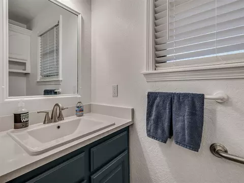 Bath - 1925 Kyle Dr, Guthrie, OK 73044 photo 1 of 6