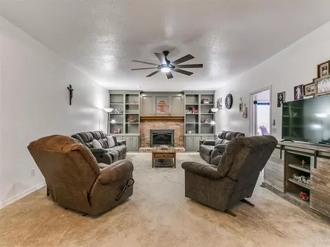 Living - 1925 Kyle Dr, Guthrie, OK 73044 photo 2 of 5