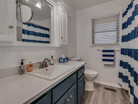 Bath - 1925 Kyle Dr, Guthrie, OK 73044 photo 5 of 6
