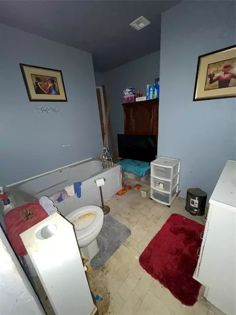 Bath - 917 E Vilas Ave, Guthrie, OK 73044 photo 1 of 3