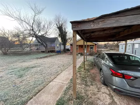 Exterior - 917 E Vilas Ave, Guthrie, OK 73044 photo 3 of 4