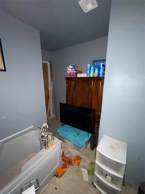 Bath - 917 E Vilas Ave, Guthrie, OK 73044 photo 3 of 3