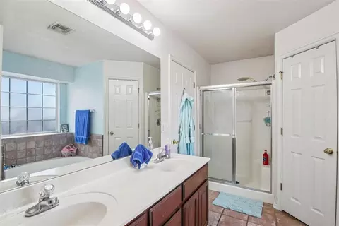 Bath - 4020 Bald Eagle Dr, Norman, OK 73072 photo 2 of 3