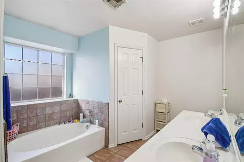 Bath - 4020 Bald Eagle Dr, Norman, OK 73072 photo 1 of 3
