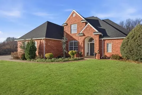 2432 Sunup Dr, Clinton, OK 73601