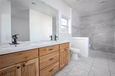 Bath - 620 Rusty Wayne Dr, Mooreland, OK 73852 photo 3 of 7