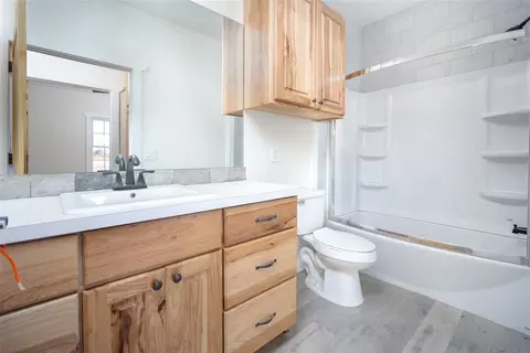 Bath - 620 Rusty Wayne Dr, Mooreland, OK 73852 photo 5 of 7