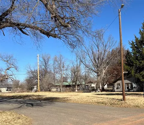 825 W B Ave, Elk City, OK 73644