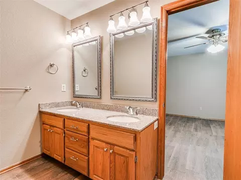 Bath - 9708 Deep Fork Dr, Norman, OK 73026 photo 5 of 7