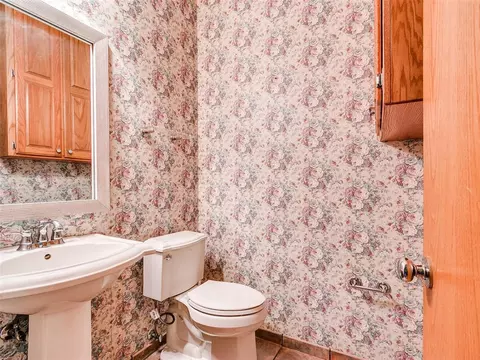Bath - 9708 Deep Fork Dr, Norman, OK 73026 photo 1 of 7
