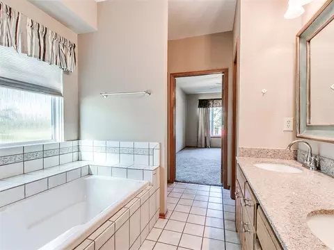 Bath - 9708 Deep Fork Dr, Norman, OK 73026 photo 3 of 7