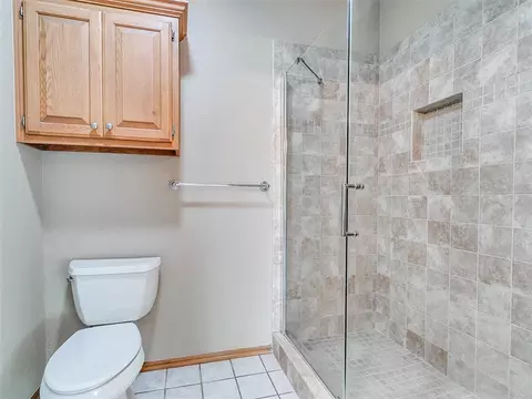 Bath - 9708 Deep Fork Dr, Norman, OK 73026 photo 4 of 7
