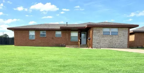 1304 N Market St, Cordell, OK 73632