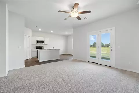 Living - 1018 Prairie Dr, Tuttle, OK 73089 photo 2 of 4
