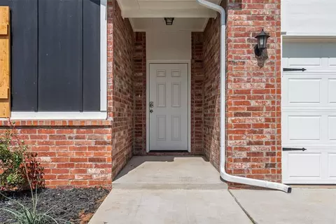 Entry Way - 1018 Prairie Dr, Tuttle, OK 73089 photo 2 of 2