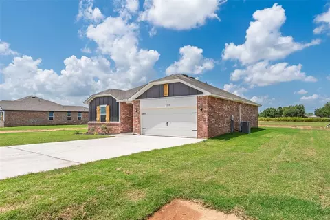 Exterior - 1018 Prairie Dr, Tuttle, OK 73089 photo 2 of 9