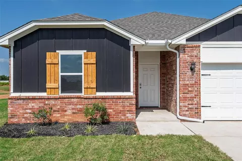 Exterior - 1018 Prairie Dr, Tuttle, OK 73089 photo 5 of 9