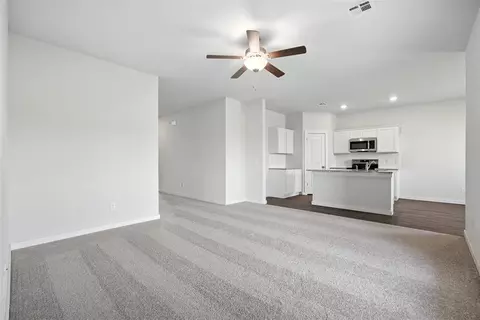 Living - 1018 Prairie Dr, Tuttle, OK 73089 photo 3 of 4