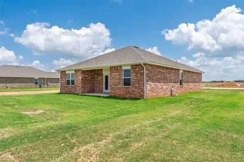 Exterior - 1018 Prairie Dr, Tuttle, OK 73089 photo 7 of 9
