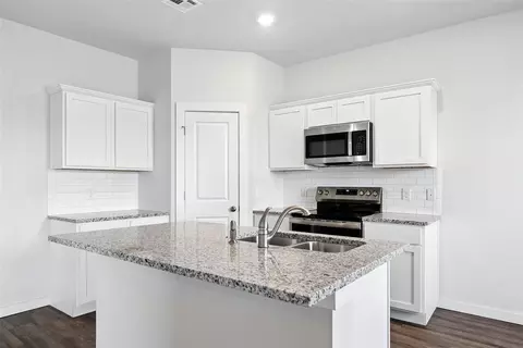 Kitchen - 1018 Prairie Dr, Tuttle, OK 73089 photo 2 of 6