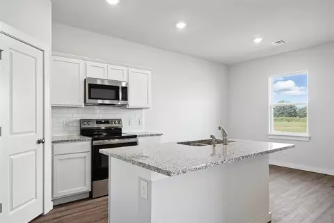 Kitchen - 1018 Prairie Dr, Tuttle, OK 73089 photo 3 of 6