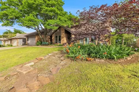 2122 Edinburg Dr, Yukon, OK 73099