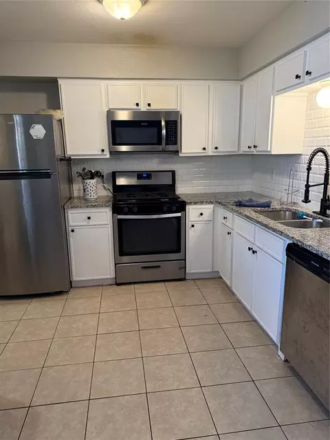 Kitchen - 508 E Wallace St, Shawnee, OK 74801 photo 3 of 4