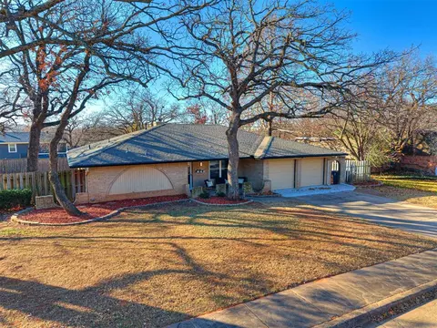 1300 Briarwood Dr, Edmond, OK 73034