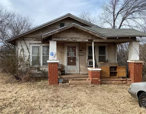 512 N 15th St, Clinton, OK 73601