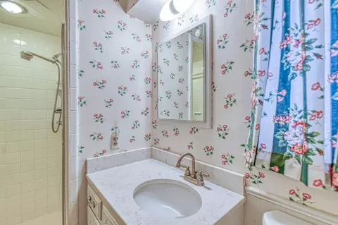 Bath - 1801 Thorton St, Norman, OK 73069 photo 1 of 4