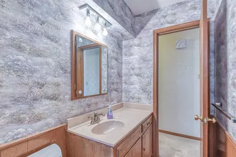 Bath - 1801 Thorton St, Norman, OK 73069 photo 3 of 4