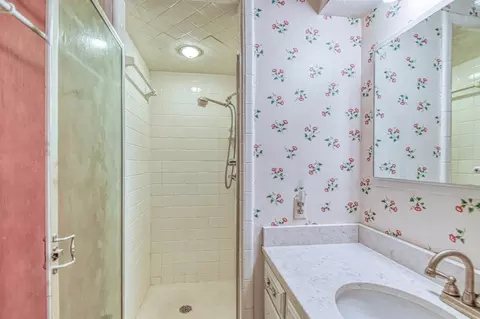 Bath - 1801 Thorton St, Norman, OK 73069 photo 2 of 4